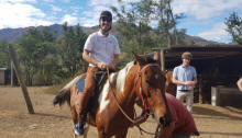 L�image contient peut-�tre&nbsp;: 1 personne, sourit, ciel, cheval, plein air et nature