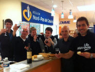 Petit d�j au Tub, � 11h, fromage et vin rouge... Ah bravo...